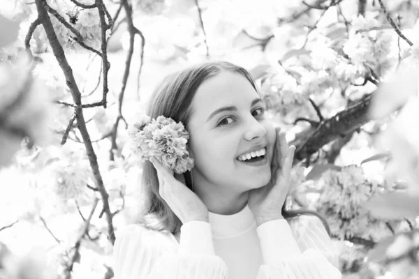 Portrét Šťastné Dívky Dítě Usmívá Kvetoucí Třešeň Jaře — Stock fotografie