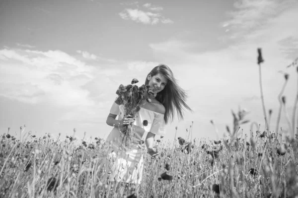 Yaz Çiçeği Çayırı Gelinciklerin Arasında Güzel Bir Bayan Afyon Mutlu — Stok fotoğraf