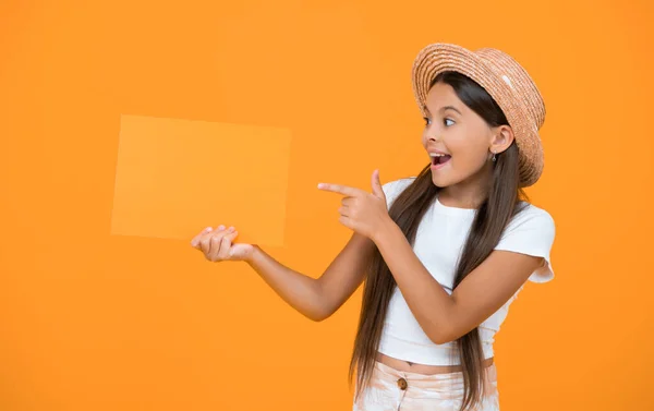 Şaşırmış Genç Kız Boş Reklam Kağıdında Fotokopi Alanı Ile Işaret — Stok fotoğraf