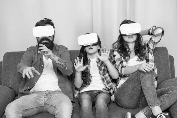 Familia Asustada Usar Gafas Sentado Sofá Casa Realidad Virtual — Foto de Stock