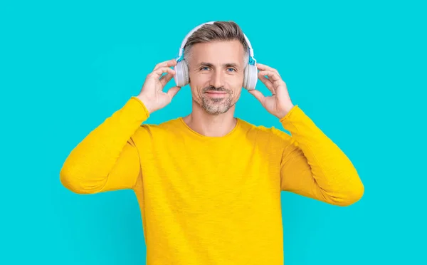 Homme Heureux Écouter Musique Dans Les Écouteurs Isolés Sur Bleu — Photo