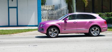 Miami Beach, Florida USA - 15 Nisan 2021 Bentley Bentayga v8 2015 SUv, yan görüş.