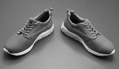 Mavi arka plan ve ayakkabı eğitimi için bir çift ayakkabı.