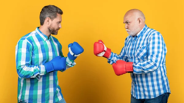 黄色で隔離された2世代の男 スタジオで戦う世代の男だ 背景で戦う世代の男たち 世代の男性の戦いの写真ボクシングの手袋を着用 — ストック写真