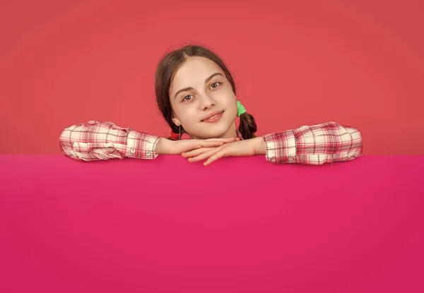 Kind Glimlach Achter Blanco Roze Papier Met Kopieerruimte Voor Reclame — Stockfoto