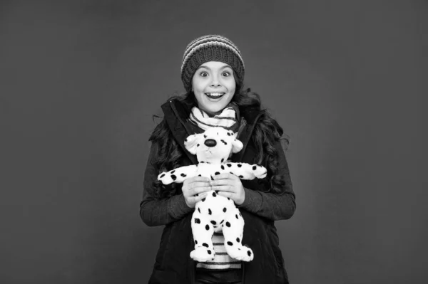 Überraschtes Kind Kugeljacke Hält Spielzeug Der Hand Teenager Mädchen Auf — Stockfoto