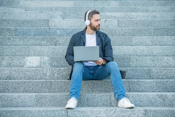 Adam Internette Caddede Oturuyordu Man Webinar Dışarıda Çevrimiçi Nternette Kulaklık — Stok fotoğraf