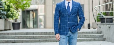 Şirketin CEO 'su, açık hava manzaralı. Kentsel geçmişin CEO 'su. İş CEO 'su sokakta ceket giyiyor. İş CEO 'sunun kravatlı fotoğrafı.