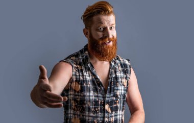 Stüdyodaki kaba sakallı adamı işaret ediyor. Arka plandaki vahşi sakallı adam. Sakallı, vahşi sakallı adamın fotoğrafı. Gri sakallı vahşi adam..