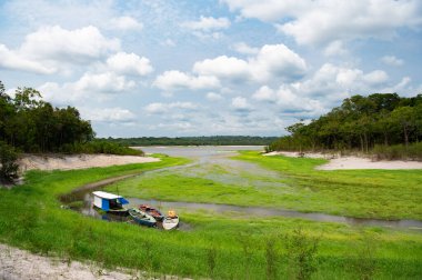 Riverside Doğa 'daki kayık, kopyalama alanı. Nehir kenarındaki ahşap kayık. Nehir kenarındaki kayıkla manzara. Nehir kenarındaki kayığın fotoğrafı..