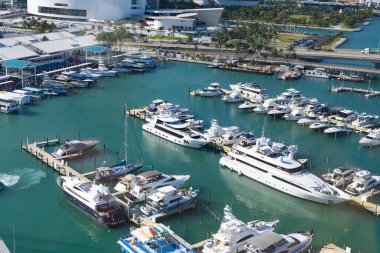 Miami Beach, Florida ABD - 23 Mart 2021: Yat limanında lüks tekneler.