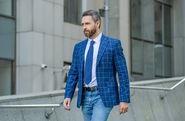 ビジネスマンの写真がタイと歩いてる ビジネスマン屋外 都市部のビジネスマンだ 路上でジャケットを着たビジネスマンが — ストック写真