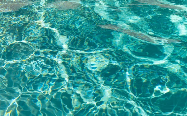 Odaklanamayan yaz dalgalanması, odaklanamayan su. Odaklanamadığı yaz su arka planının fotoğrafı. Odaklanamayan yaz suyu arka planı. Odaklanmış yaz suyu arka planında dalgalanmalar var.