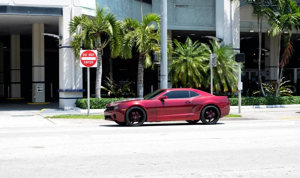 Miami Beach Florida Usa April 2021 Rött Chevrolet Camaro Fordon — Stockfoto