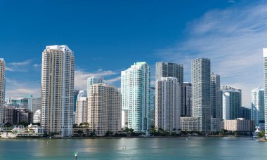 Miami City Binası Florida 'da ufuk çizgisi. Ufuk çizgisi olan Miami şehri manzarası. Metropolis 'in Miami şehrinin ufuk çizgisi fotoğrafı. Miami şehir manzarası silüeti.