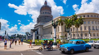 Havana, Küba - 2 Mayıs 2019: Havana 'nın merkezinde insanlar ve eski otomobillerle dolu olan Ulusal Kongre Binası.