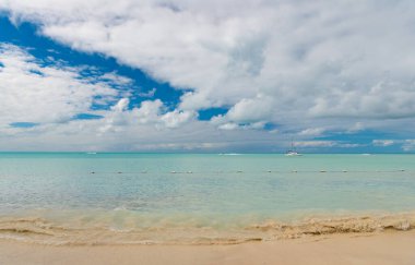 Deniz manzaralı, ufuklu, bermudalı yaz doğası. Deniz manzarası yaz tatilinde. Turkuaz suyla deniz manzaralı yaz doğası. Deniz manzaralı yaz fotoğrafı..