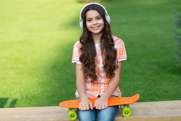 Fotografie Adolescenta Pozitiva Skateboard Asculta Muzica Adolescenta Fata Skateboard Aer — Fotografie, imagine de stoc