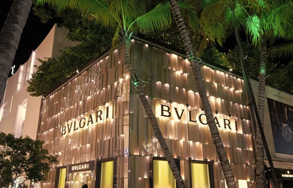 美国迈阿密 2021年3月20日 佛罗里达夜晚设计区的Bulgari精品店角落和手掌 Bvlgari — 图库照片
