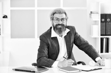 Not alıyorum. Planım şu. Zaman yönetimi. Başarılı girişimci, resmi takım elbiseli adam ofisinde oturuyor. İşletme müdürü çalışıyor. Ofis hayatı. İş konsepti. Düşün ve karar ver. Strateji.