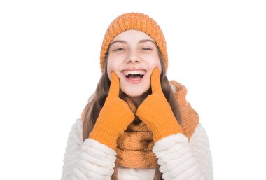 Mükemmel gülümseme. çocukluk mutluluğu. Küçük bir çocuk beyazın üstüne örgü giyer. Şapka eldivenli ve kazaklı çocuk. Sonbahar modası. Sıcak tutacak kıyafetler. Kış kıyafetleri içinde mutlu bir genç kız..
