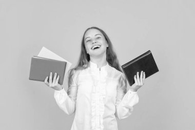 Çocuk defteri tut. Lise öğrencisiydim. Genç kız ödevlerini defterle yapıyor. Çalışma kitabıyla çalış. Gülen çocuk kitabı. Okula dönüyorum. Çocukluk eğitimi. bilgi günü.