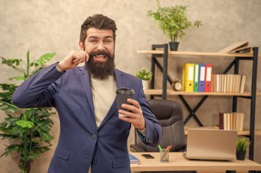 Ceketli olgun girişimcinin ofiste kahve molası vermesine, sabah kahvesi içmesine sevindim..