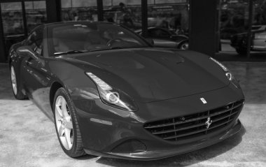 Miami Beach, Florida ABD - 15 Nisan 2021: Kırmızı Ferrari California Roadster, köşe manzaralı.