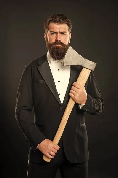 ストレートカミソリの代わりに斧を使用しています スーツ姿の髭の男が斧を握る バーバーショップ バーガー 髭剃り — ストック写真
