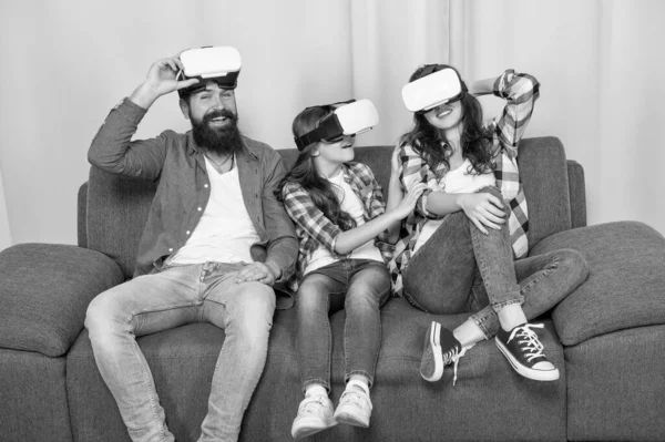 Família Realidade Virtual Pais Felizes Com Criança Menina Usar Tecnologia — Fotografia de Stock