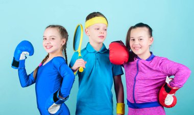 Büyük ilerleme. Tenis raketi ve topla boks eldivenli mutlu çocuklar. Fitness Enerji Sağlığı. Nakavt vuruşu. Takım sporu başarısı. Küçük kız boksör ve erkek sporcu kıyafetleri..