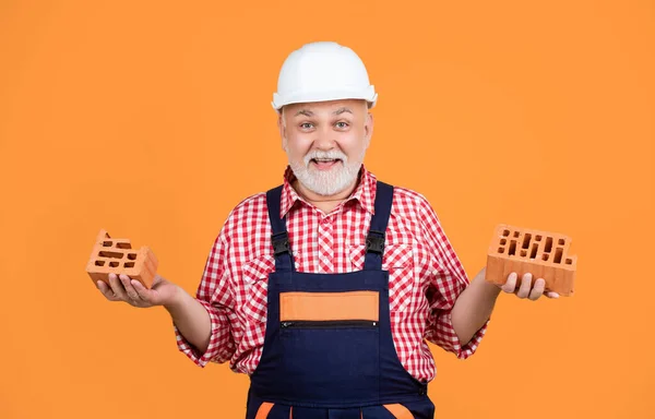 Felice Uomo Anziano Lavoratore Cappello Duro Sfondo Giallo — Foto Stock