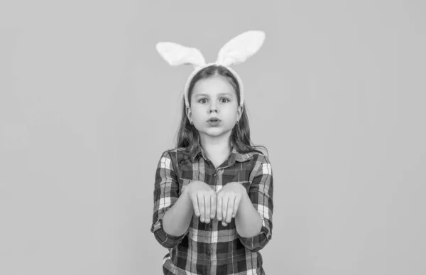 Śmieszne Wielkanocne Dziecko Króliczych Uszach Żółtym Tle — Zdjęcie stockowe