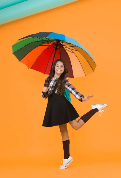 Çok Güzel Küçük Kız Renkli Şemsiye Parlak Sonbahar Tarzı Okula — Stok fotoğraf