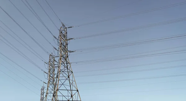 Elektrik Direğinin Elektrik Hatları Mavi Gökyüzü Arka Planındaki Elektrik Kulesinde — Stok fotoğraf