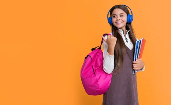 Щаслива Дівчина Навушниках Шкільним Рюкзаком Робочою Книгою Жовтому Фоні — стокове фото