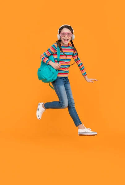 Щаслива Енергійна Дівчина Підліток Стрибає Після Шкільного Жовтого Фону Школи — стокове фото