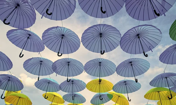 Διακοσμητικές Ομπρέλες Κρέμονται Στον Ουρανό Από Κάτω Προς Πάνω Φόντο — Φωτογραφία Αρχείου