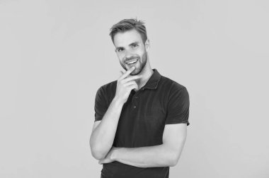 Sarı arka planda kıllı mutlu adam, moda..