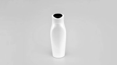 Sarı arka planda beyaz şampuan şişesi, güzellik ürünü..