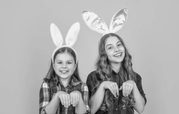 Sarı Arka Planda Tavşan Kulaklı Neşeli Paskalya Çocukları — Stok fotoğraf