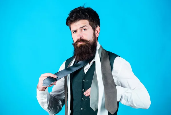 Como Combinar Gravata Com Camisa Terno Homem Hipster Barbudo Segurar — Fotografia de Stock