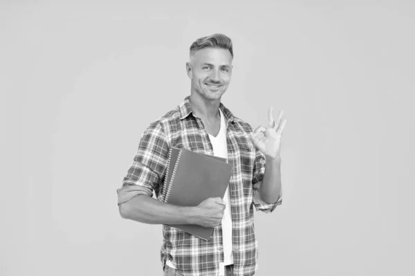 Glücklicher Typ Student Zeigt Ring Geste Hält Bücher Gelben Hintergrund — Stockfoto