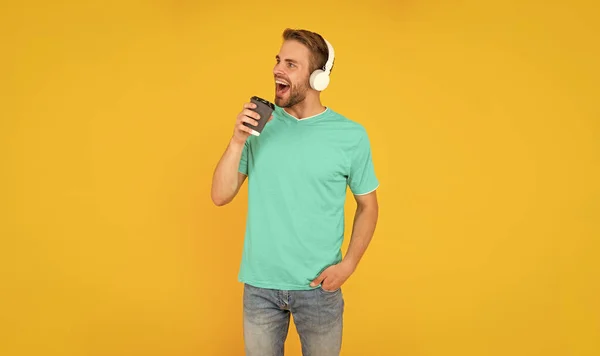 Zpěvák Muž Modré Košili Nosit Sluchátka Kávou Žlutém Pozadí Hudba — Stock fotografie