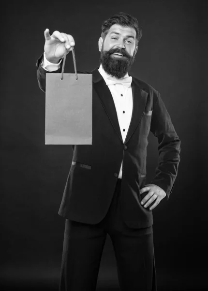 Šťastný Muž Smokingu Motýlek Formální Oblečení Černém Pozadí Představuje Nákupní — Stock fotografie