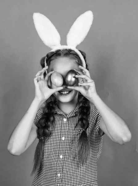 Tavşan Kulaklı Mutlu Genç Kız Paralı Yumurtalar Mutlu Paskalyalar — Stok fotoğraf