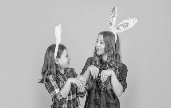 Смешно Изумленные Пасхальные Дети Кроликовых Ушах Желтом Фоне — стоковое фото