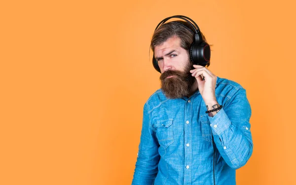 Hombre Barbudo Con Auriculares Escuchar Música Concepto Educación Línea Libro — Foto de Stock