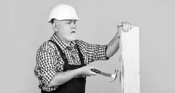 Ernstige Oude Man Houtbewerker Helm Gele Achtergrond — Stockfoto