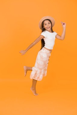 Şapkalı küçük bir kız yaz tatilini kutluyor, eğleniyor..